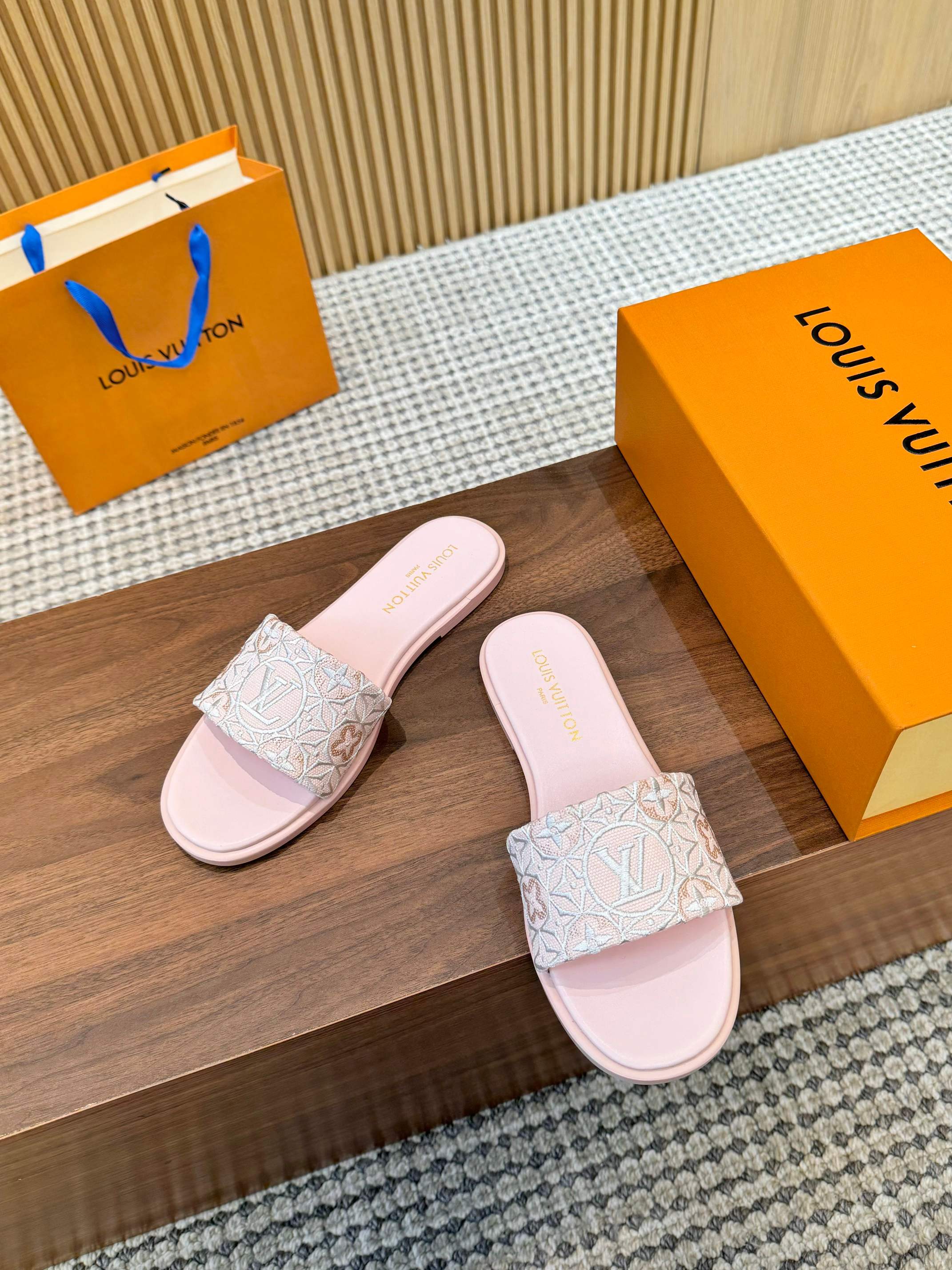 سليبر نسائي LV وردي