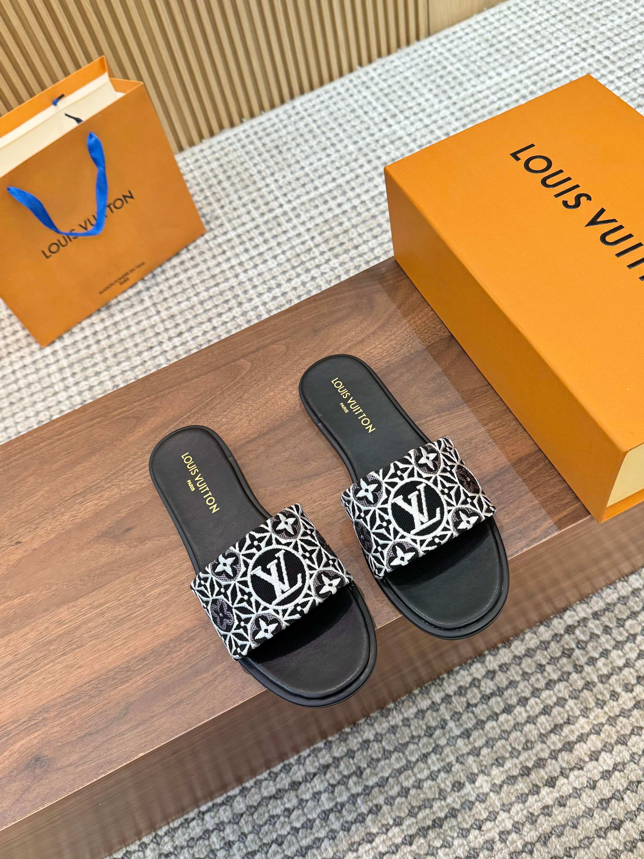 سليبر نسائي LV أسود