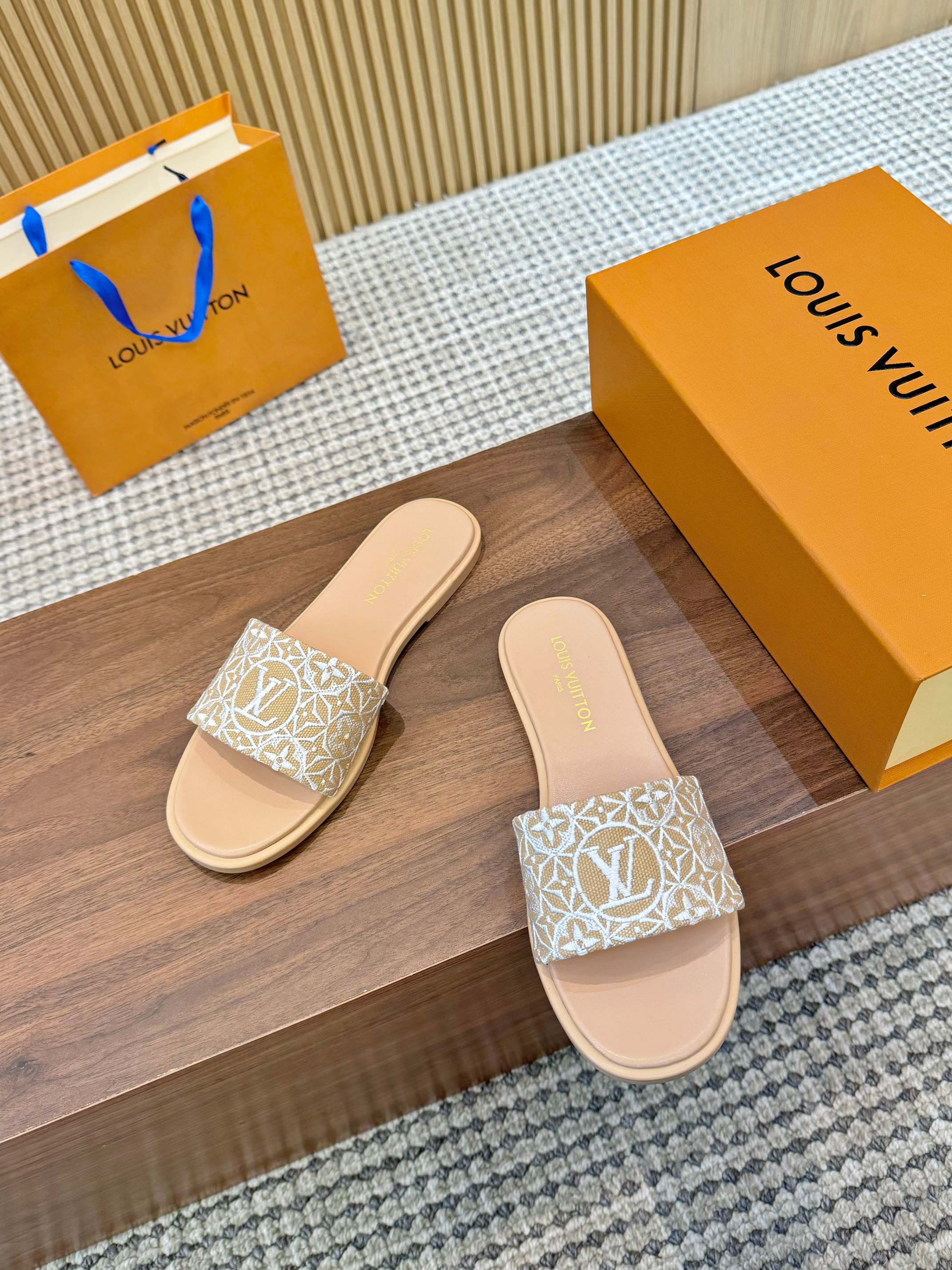 سليبر نسائي LV Nude