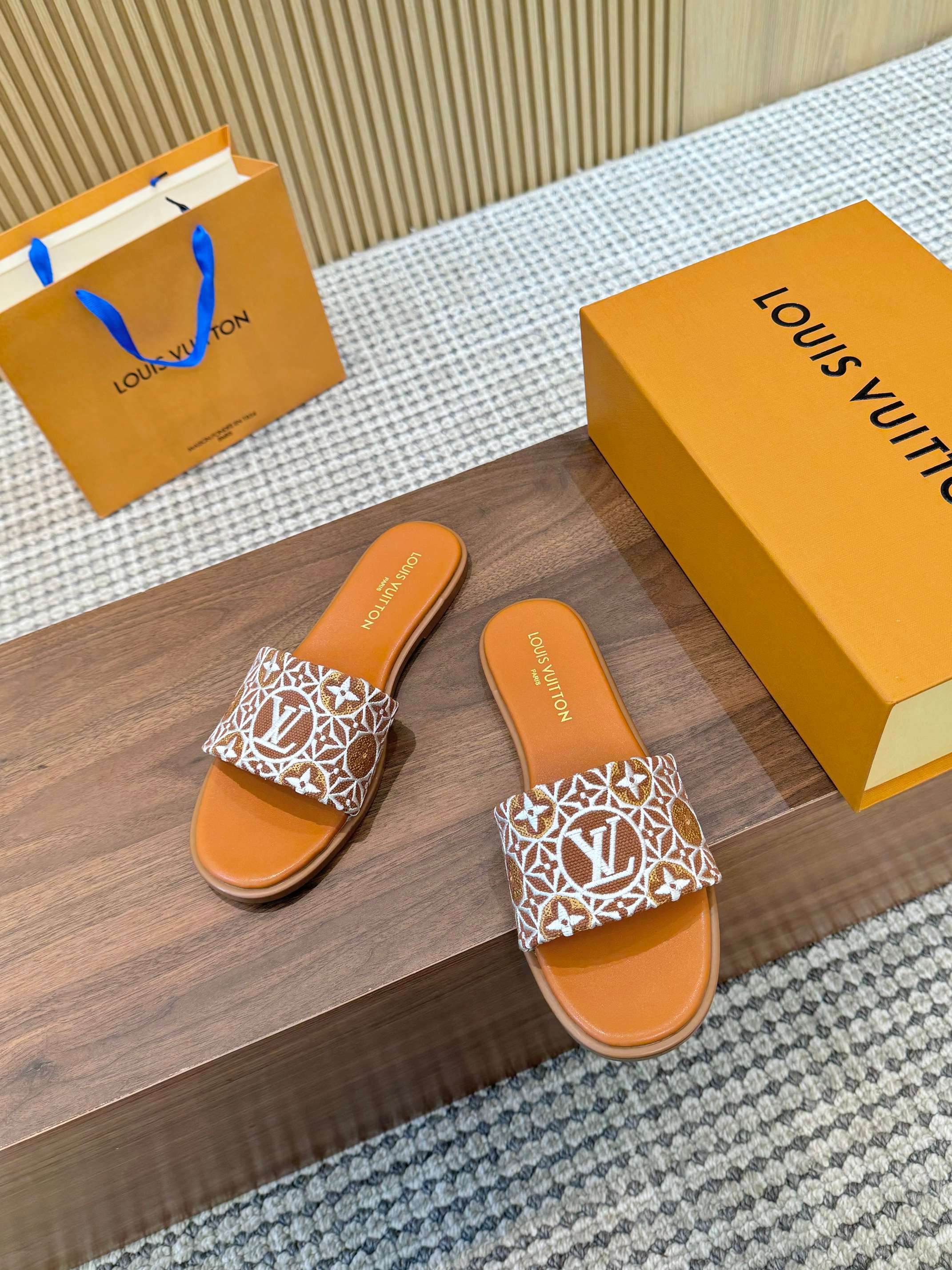 سليبر نسائي LV بني