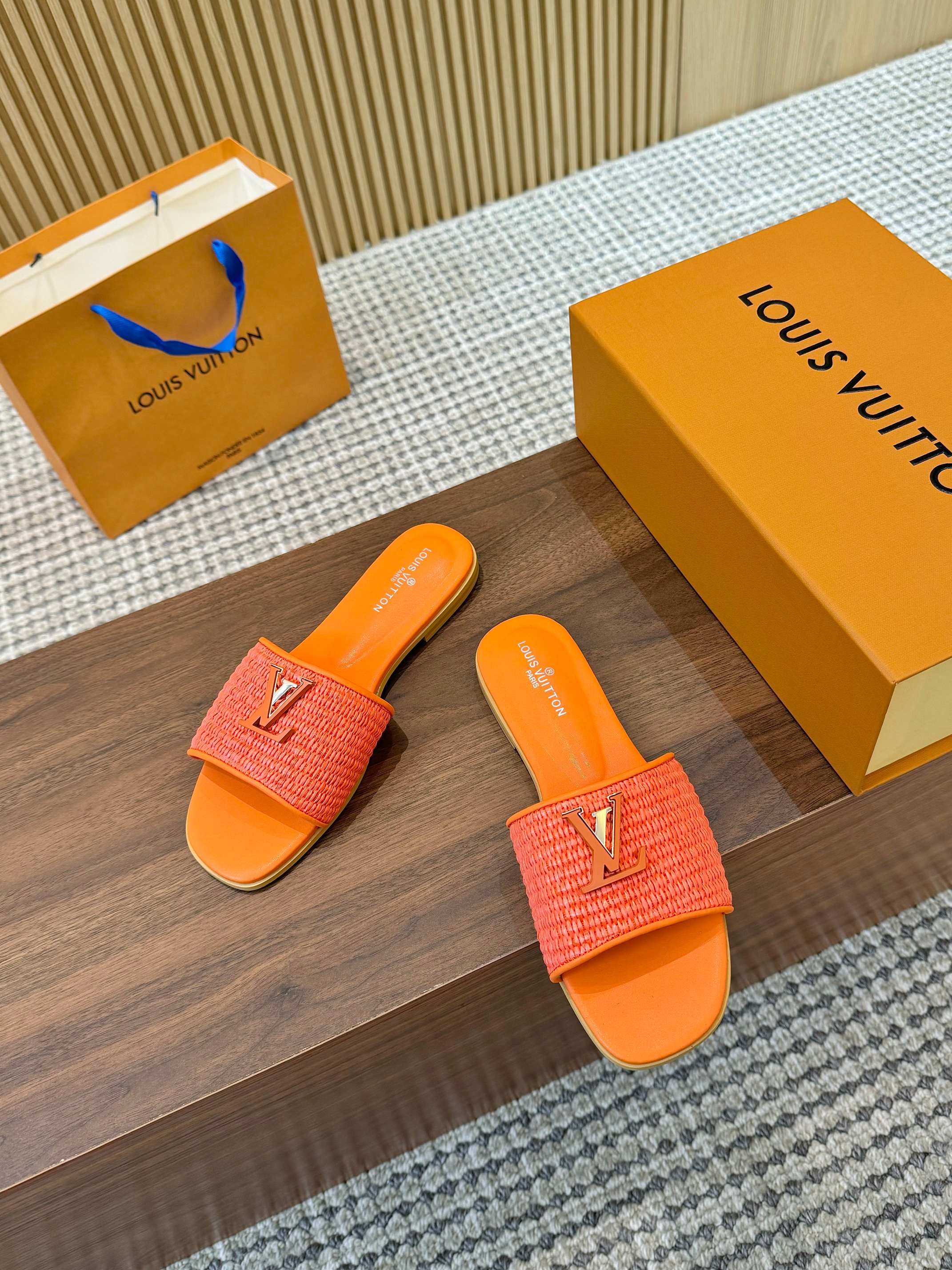 سليبر نسائي LV برتقالي