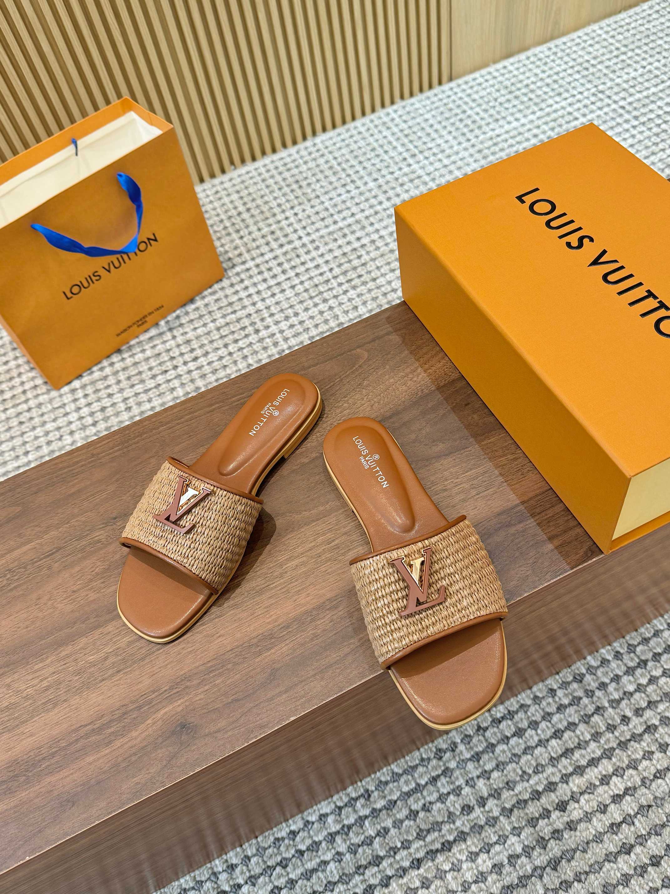 سليبر نسائي LV بني