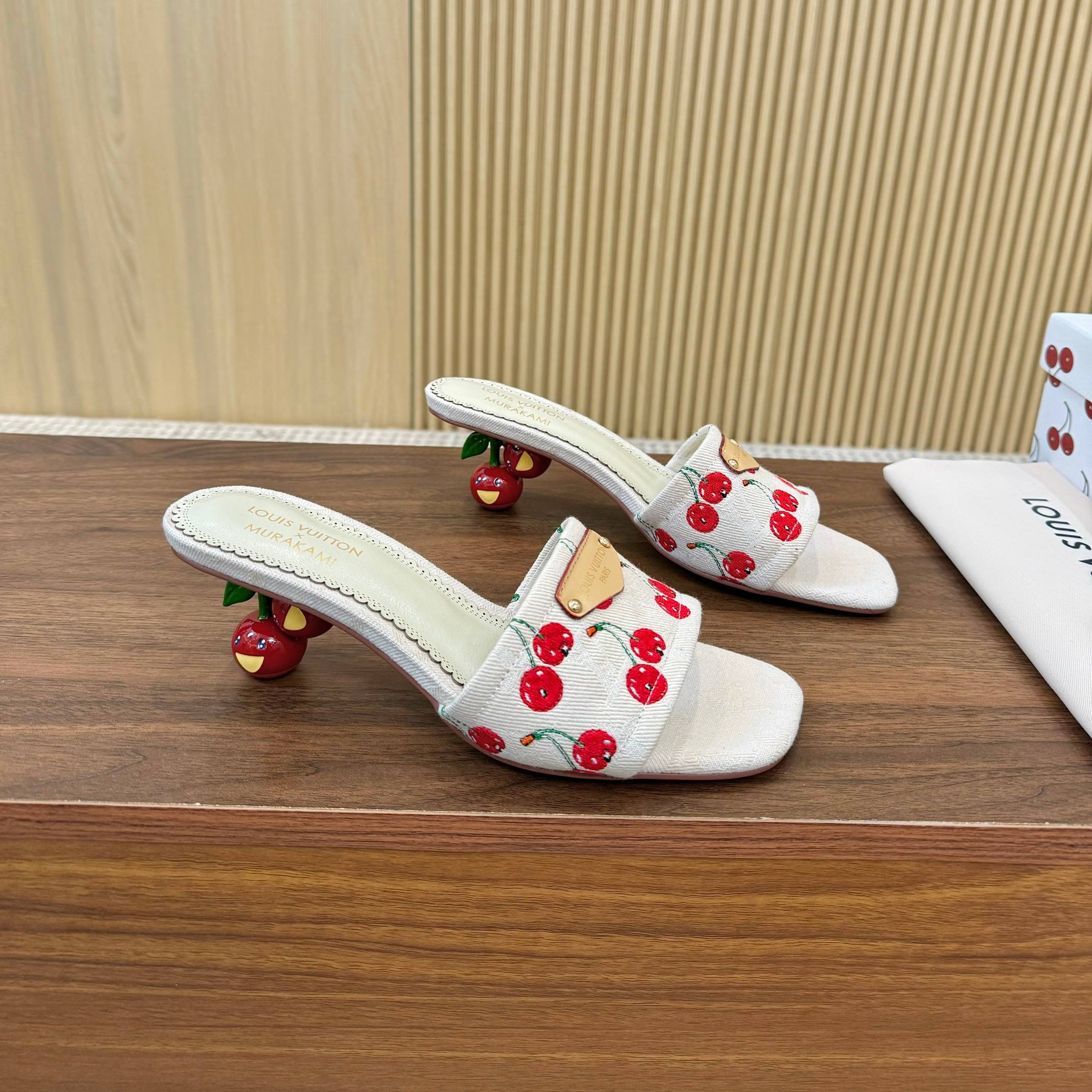 حذاء بكعب عالٍ للنساء LV x TM Lily Flat Mule باللون البني الكريمي