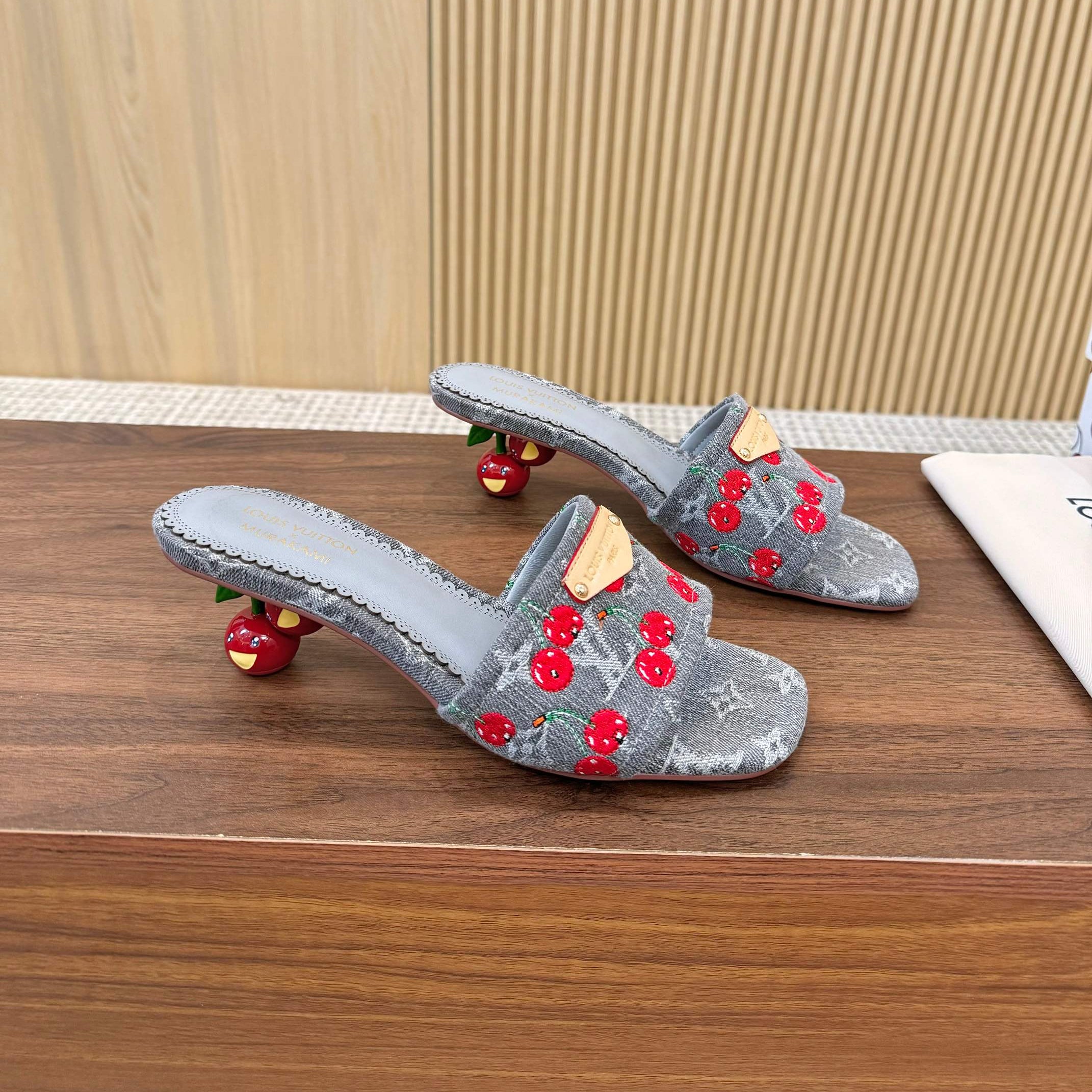 حذاء بكعب عالٍ للنساء LV x TM Lily Flat Mule رمادي