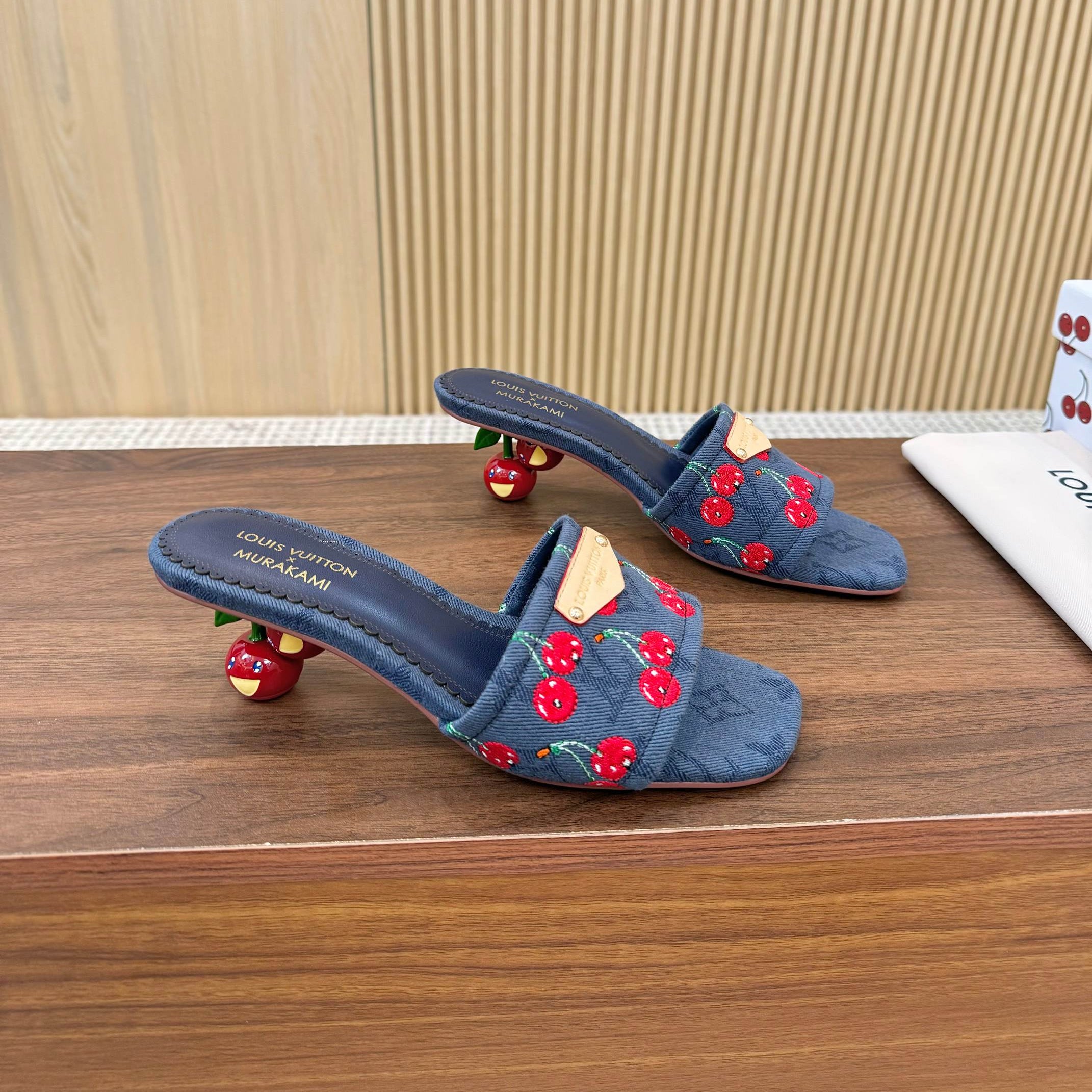 حذاء بكعب عالٍ للنساء LV x TM Lily Flat Mule Navy